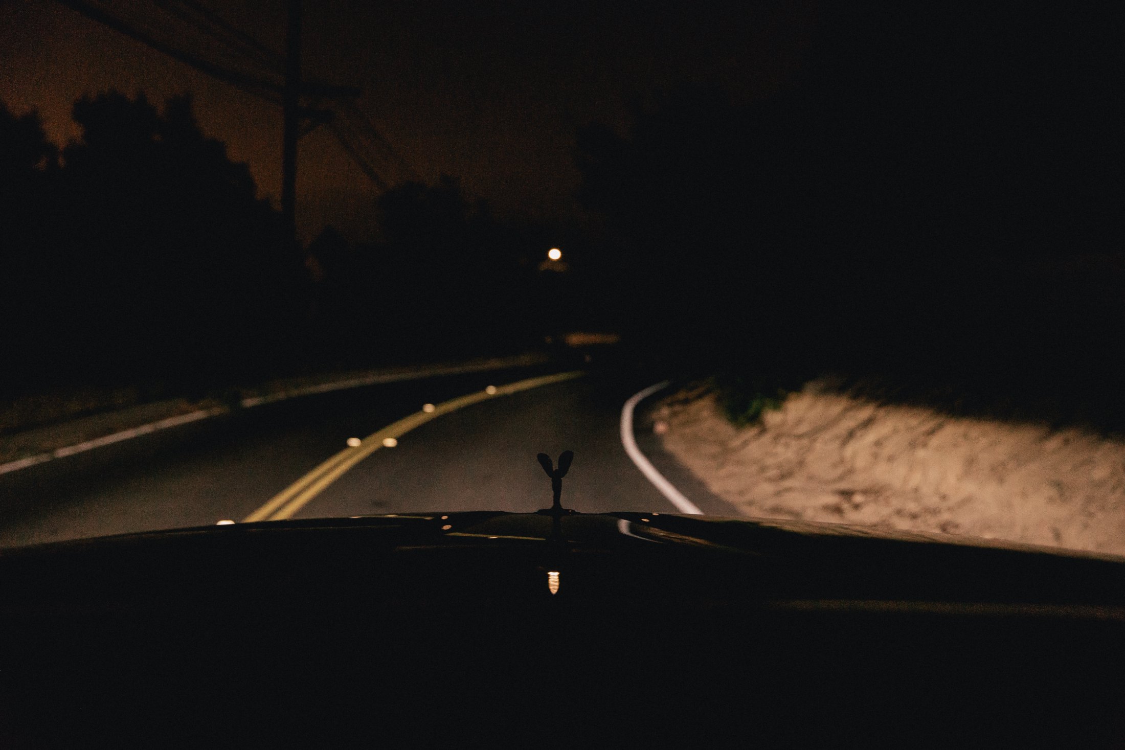 Rolls-Royce Cullinan – Spirit of Ecstasy silhouette on the bonnet, driving Mulholland Drive at night, photo Jon Filin